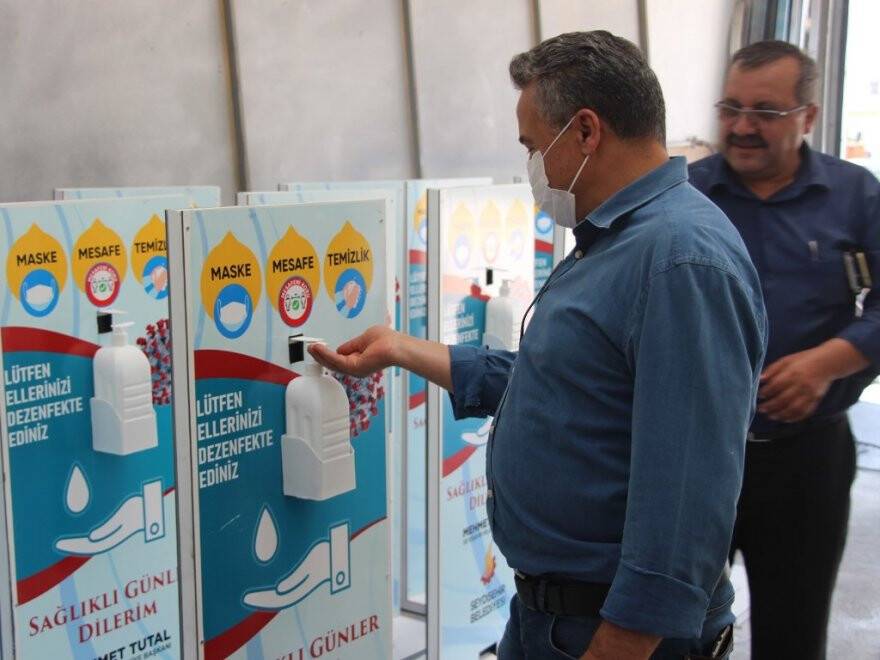 belediye-ekiplerinden-pedalli-dezenfektan-standi-2.jpg
