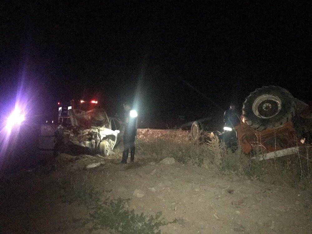 Konya'da otomobil traktöre çarptı: 2 yaralı
