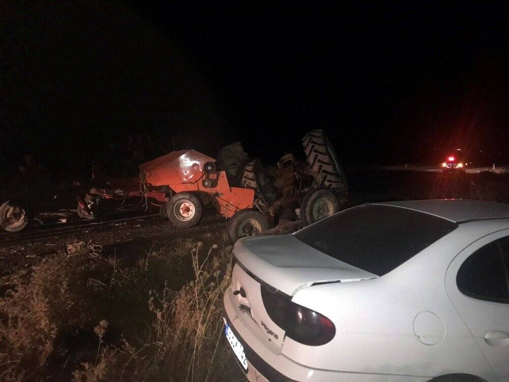 Konya'da otomobil traktöre çarptı: 2 yaralı