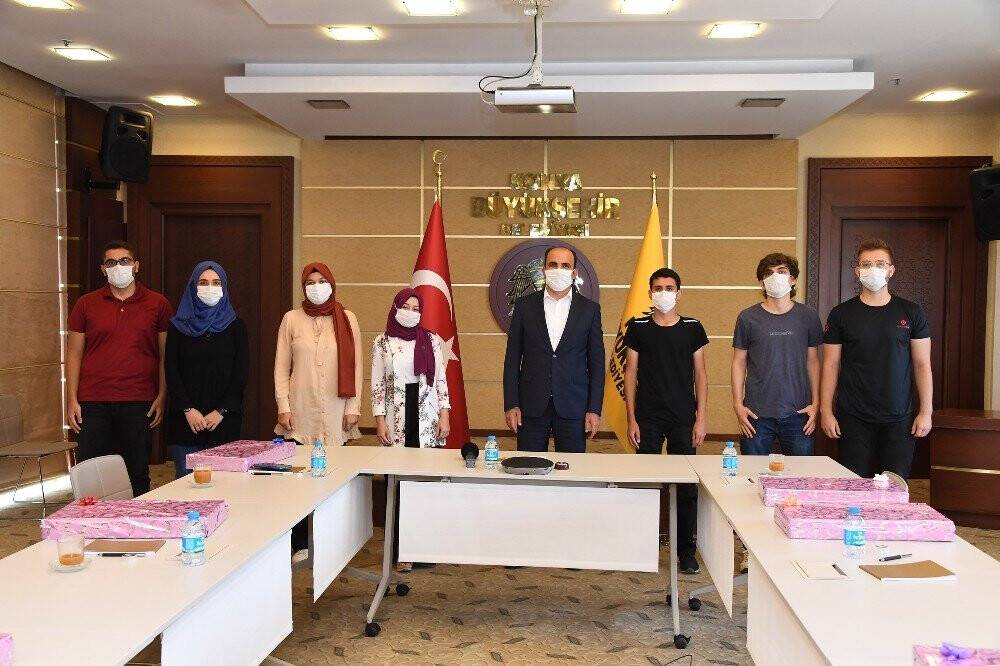 Başkan Altay YKS’de ilk 100’e giren öğrencileri ağırladı