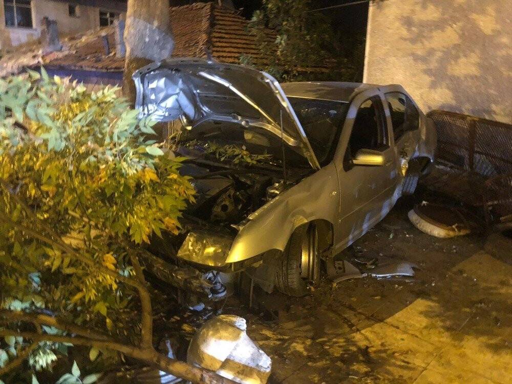 Başkent’te kontrolden çıkan otomobil dükkana girdi