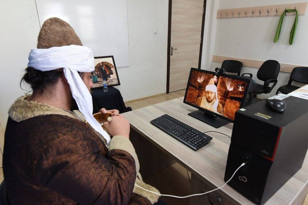 Konya Büyükşehir Belediyesi'nden Öğrencilere online çat kapı tiyatro sürprizi