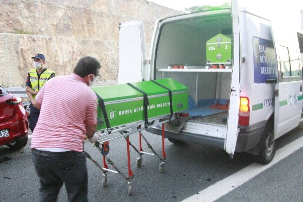 Kız kardeşleri bariyerlere saplanan otomobil ayırdı