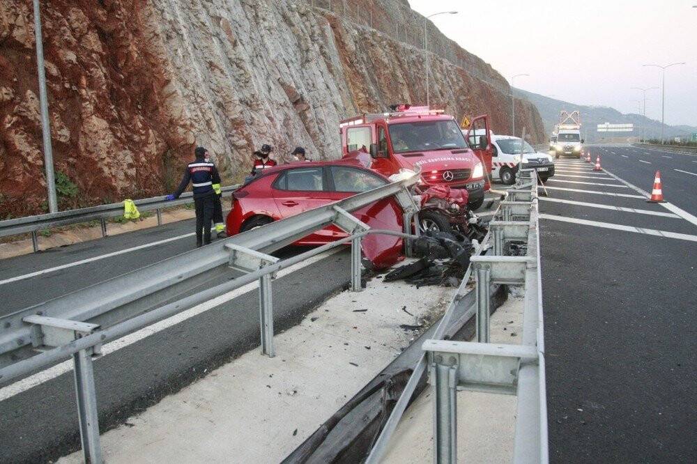 Kız kardeşleri bariyerlere saplanan otomobil ayırdı