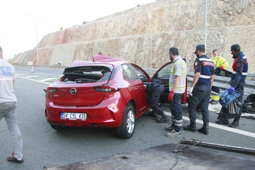 Kız kardeşleri bariyerlere saplanan otomobil ayırdı
