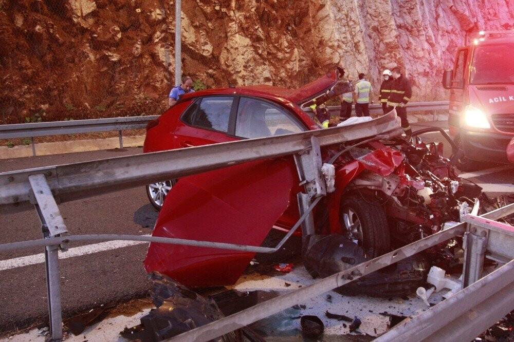 Kız kardeşleri bariyerlere saplanan otomobil ayırdı