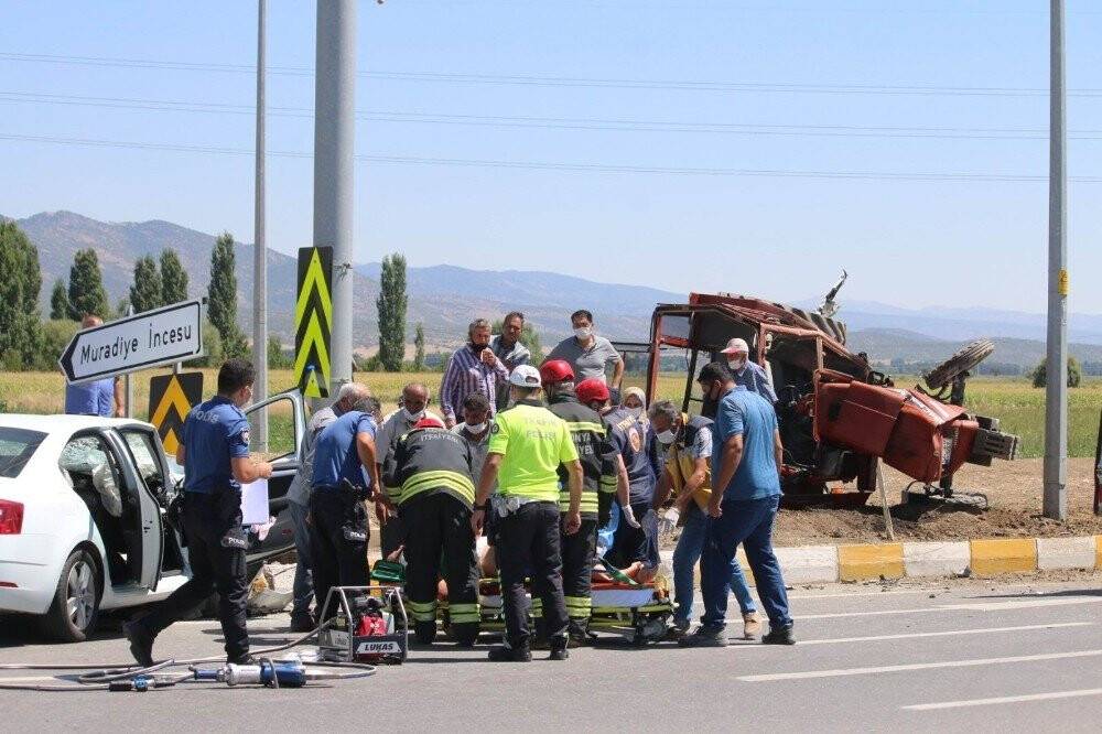 Konya’da otomobil ile traktör çarpıştı: 4 yaralı