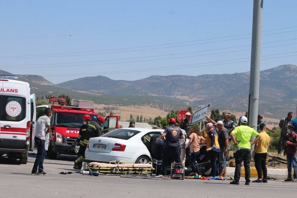 Konya’da otomobil ile traktör çarpıştı: 4 yaralı