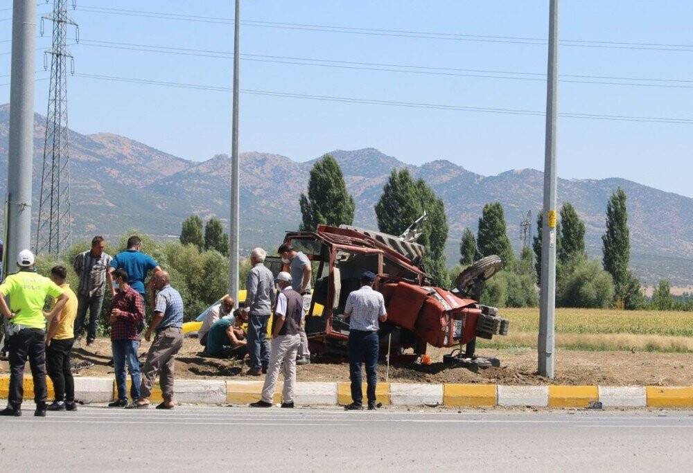 Konya’da otomobil ile traktör çarpıştı: 4 yaralı