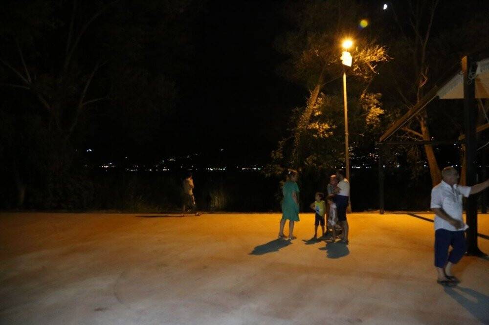 Alevlere teslim olan tekneden yüzerek kurtuldular