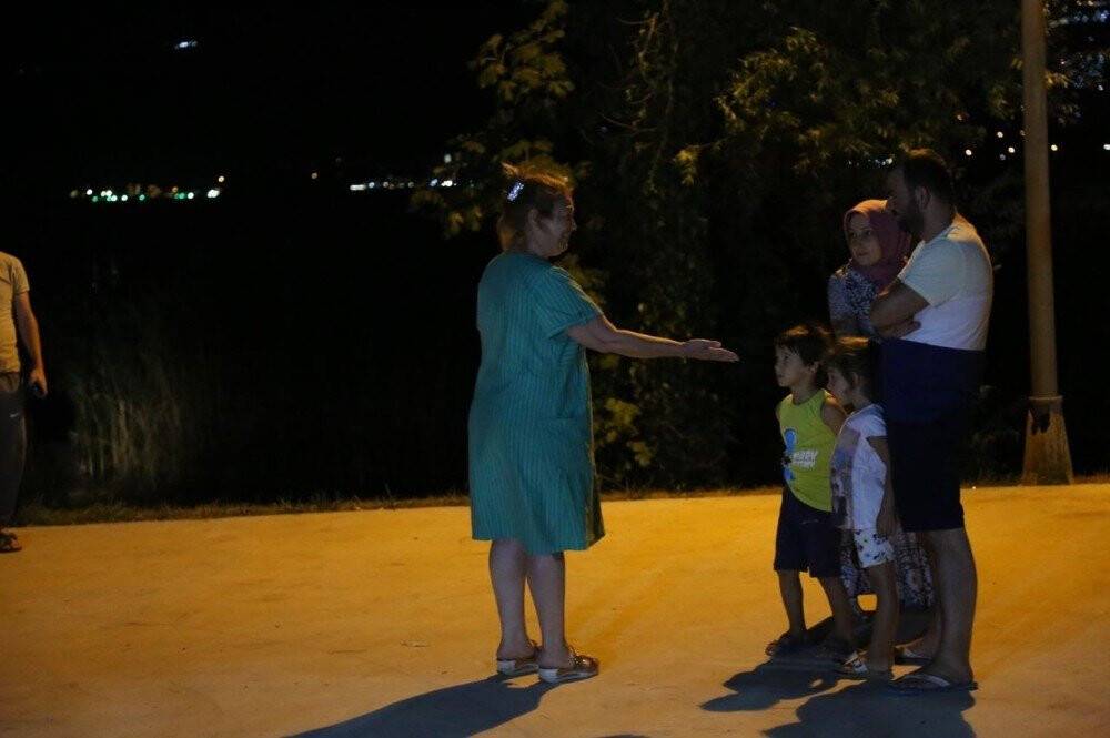 Alevlere teslim olan tekneden yüzerek kurtuldular