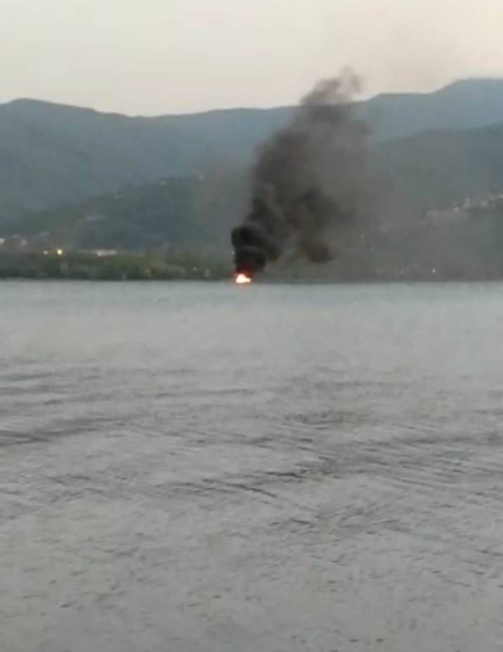 Alevlere teslim olan tekneden yüzerek kurtuldular