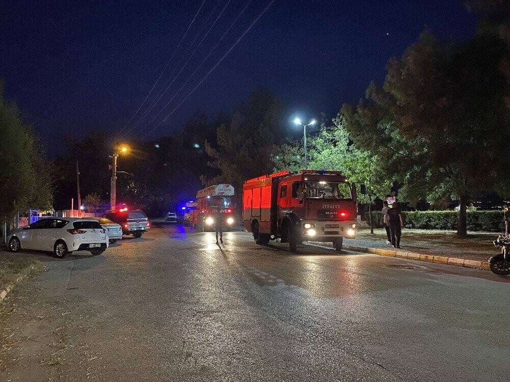 Alevlere teslim olan tekneden yüzerek kurtuldular
