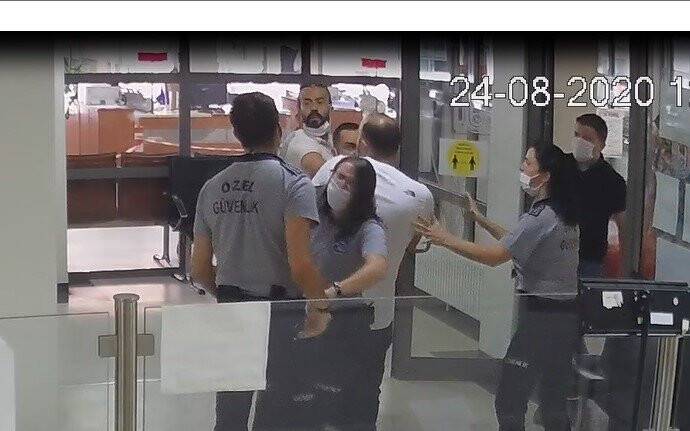 Kadın güvenlik görevlisini darp etti