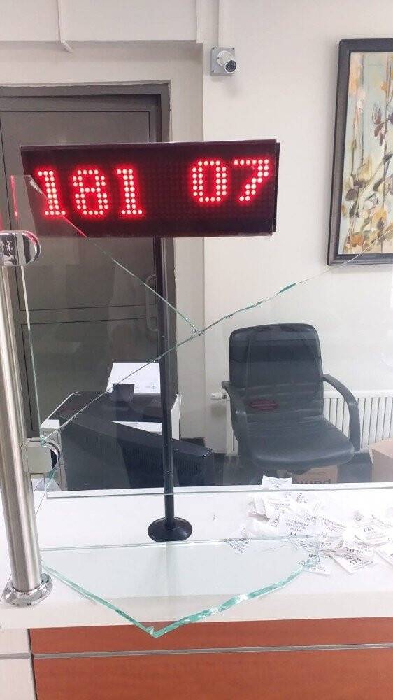 Kadın güvenlik görevlisini darp etti
