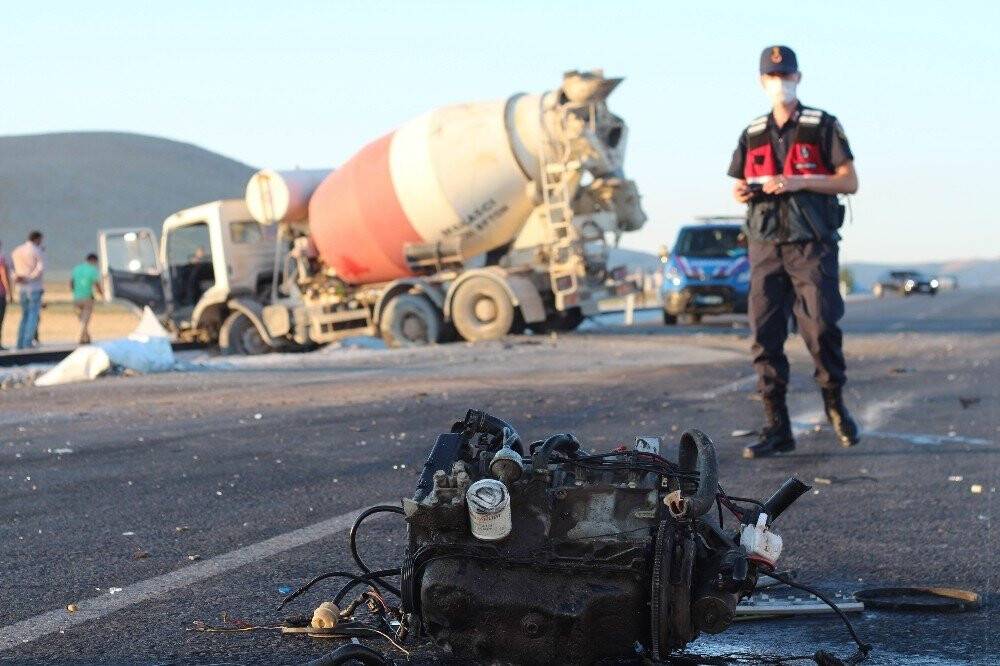 Konya'da otomobille beton mikseri çarpıştı: 1 ölü