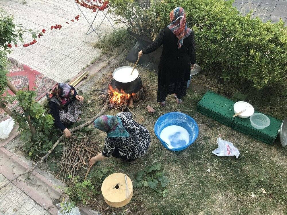 Konya'da Pandemi sürecinde apartmanda tarhana hazırlığı