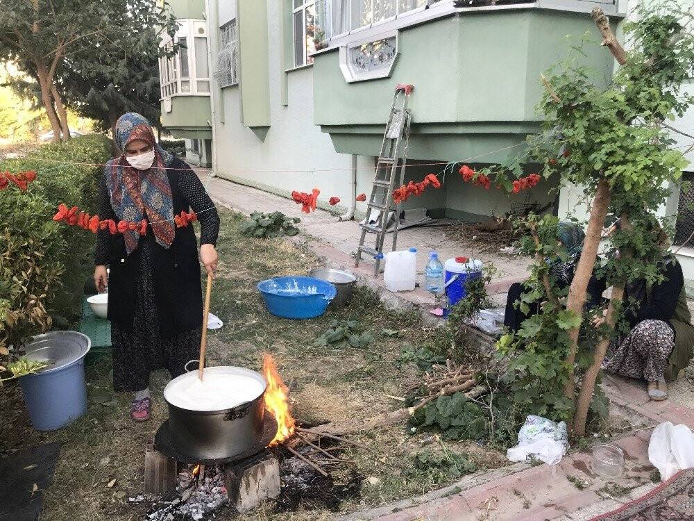 Konya'da Pandemi sürecinde apartmanda tarhana hazırlığı