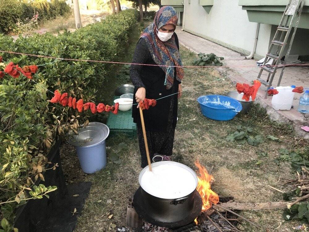 Konya'da Pandemi sürecinde apartmanda tarhana hazırlığı