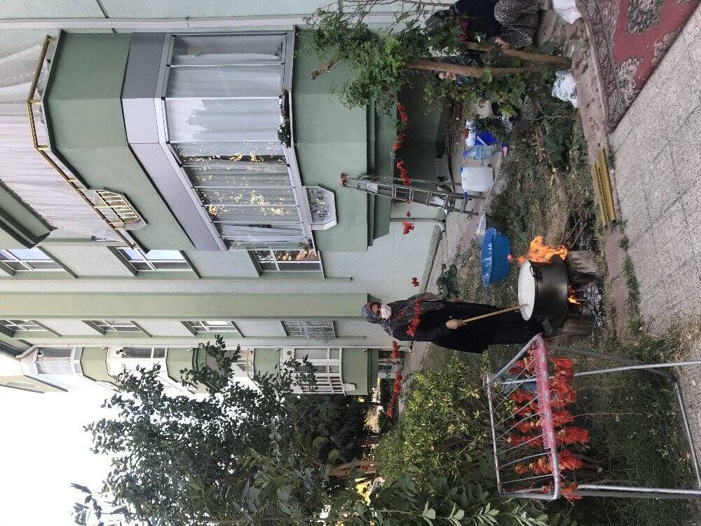 Konya'da Pandemi sürecinde apartmanda tarhana hazırlığı