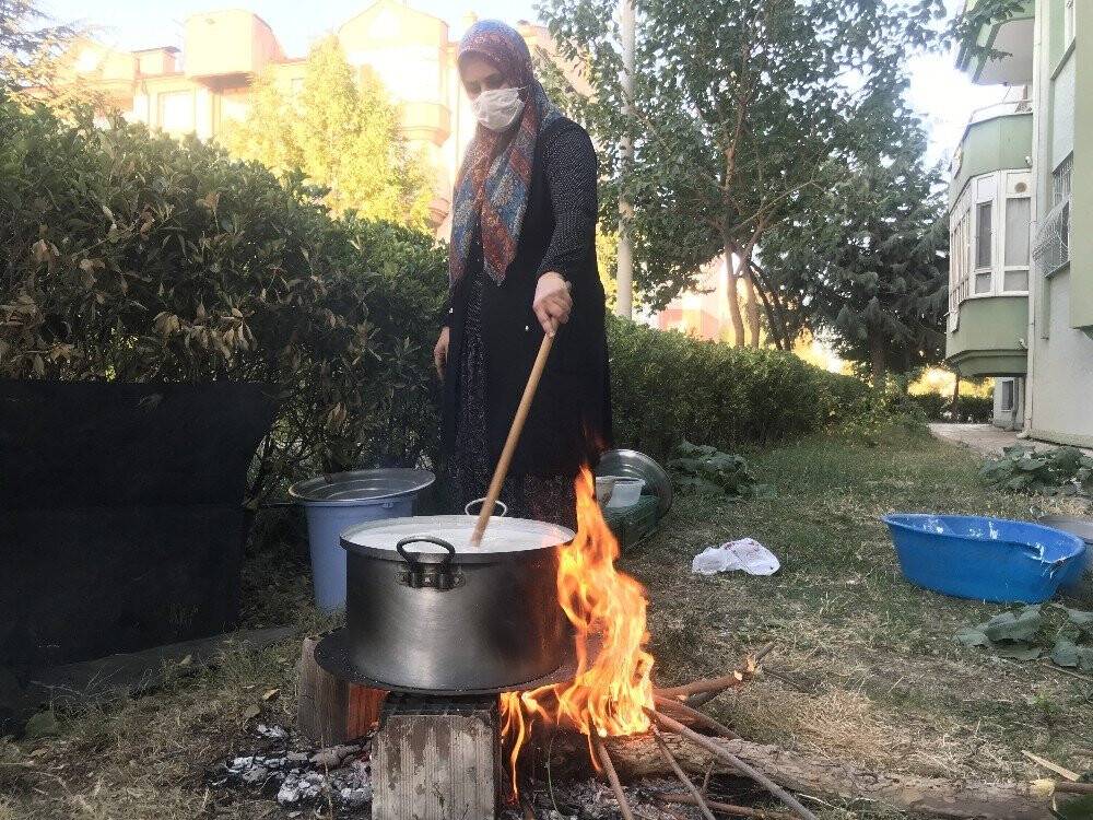 Konya'da Pandemi sürecinde apartmanda tarhana hazırlığı