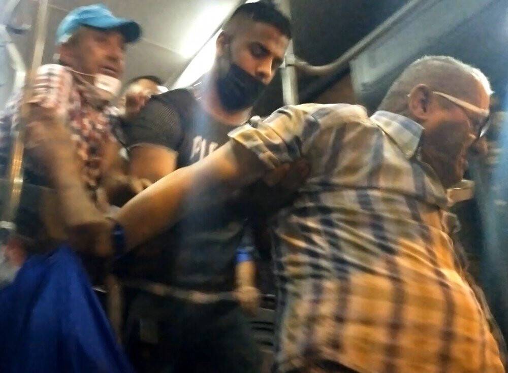 Minibüste yaşlıların maske kavgasında yumruklar konuştu
