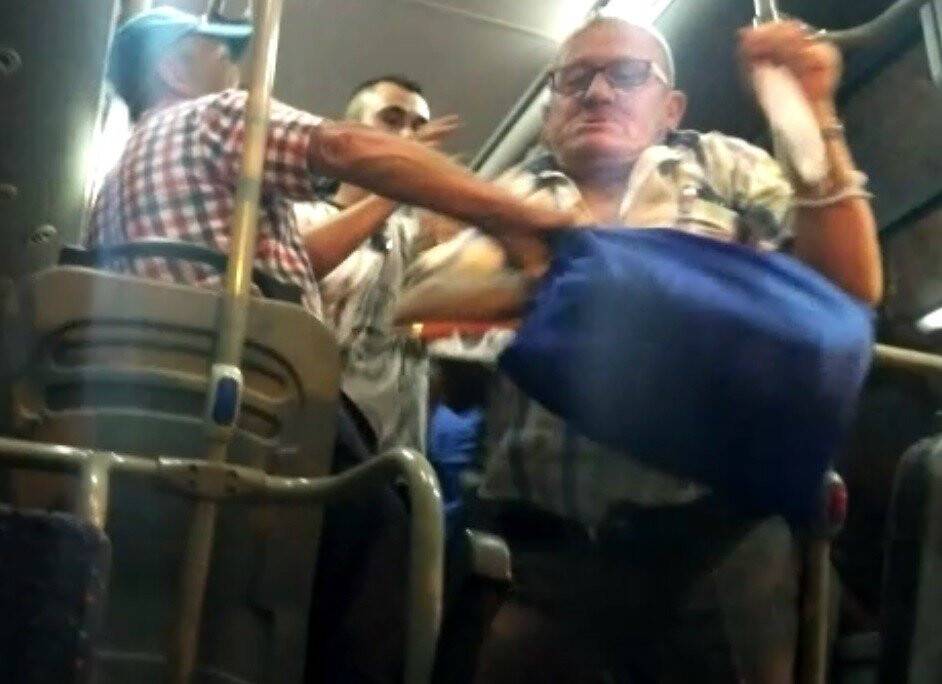 Minibüste yaşlıların maske kavgasında yumruklar konuştu
