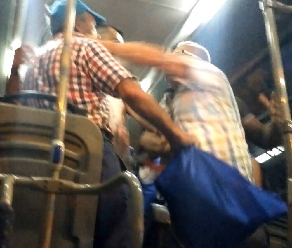 Minibüste yaşlıların maske kavgasında yumruklar konuştu
