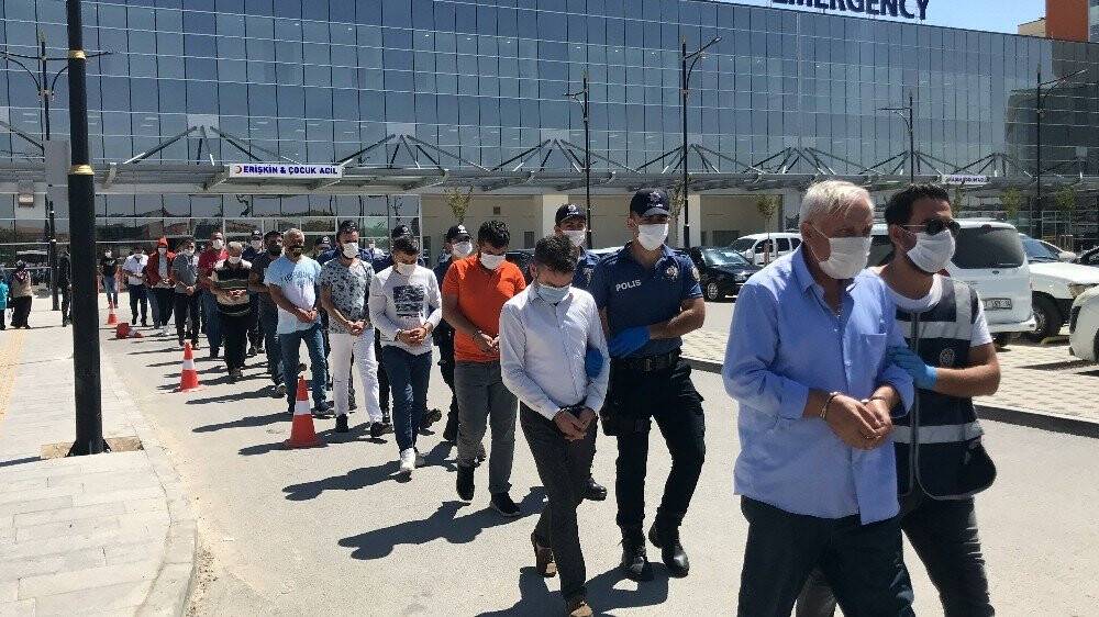 'Valiyim' diyerek 1 milyon lira dolandıran çete çökertildi