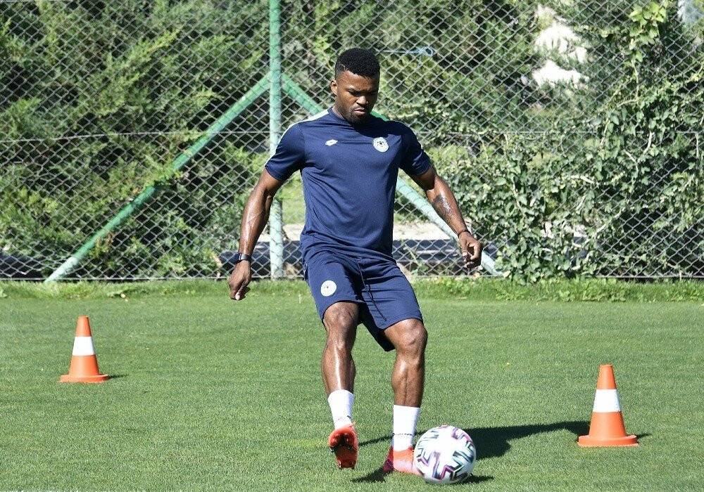 Konyaspor'un yeni transferi takımdan ayrı çalışıyor