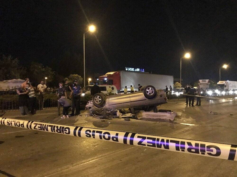 Konya'da Cam yüklü kamyonete çarpan otomobil takla attı: 1 ölü, 3 yaralı