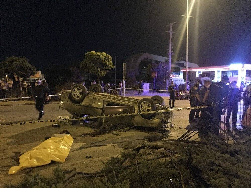 Konya'da Cam yüklü kamyonete çarpan otomobil takla attı: 1 ölü, 3 yaralı
