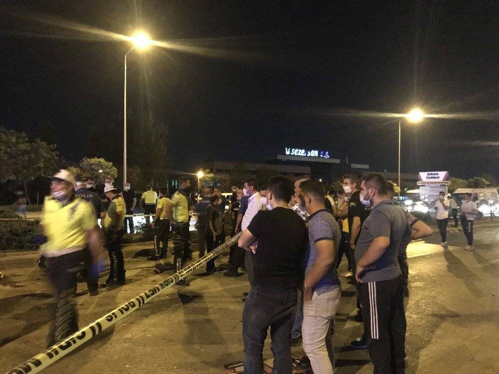 Konya'da Cam yüklü kamyonete çarpan otomobil takla attı: 1 ölü, 3 yaralı