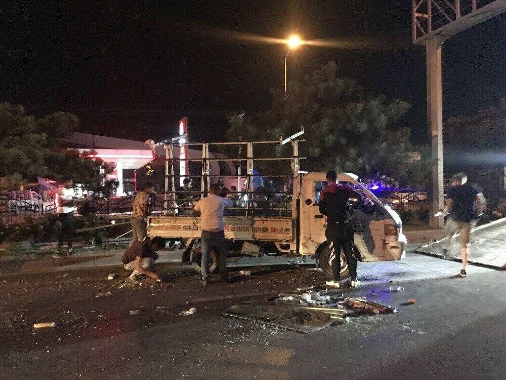 Konya'da Cam yüklü kamyonete çarpan otomobil takla attı: 1 ölü, 3 yaralı