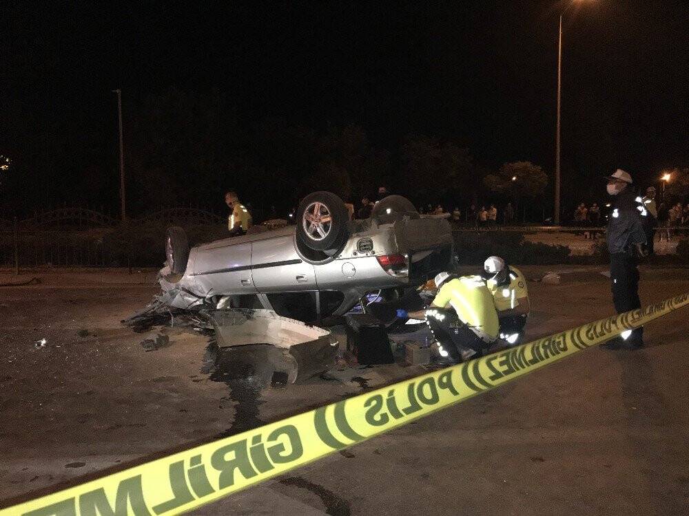 Konya'da Cam yüklü kamyonete çarpan otomobil takla attı: 1 ölü, 3 yaralı