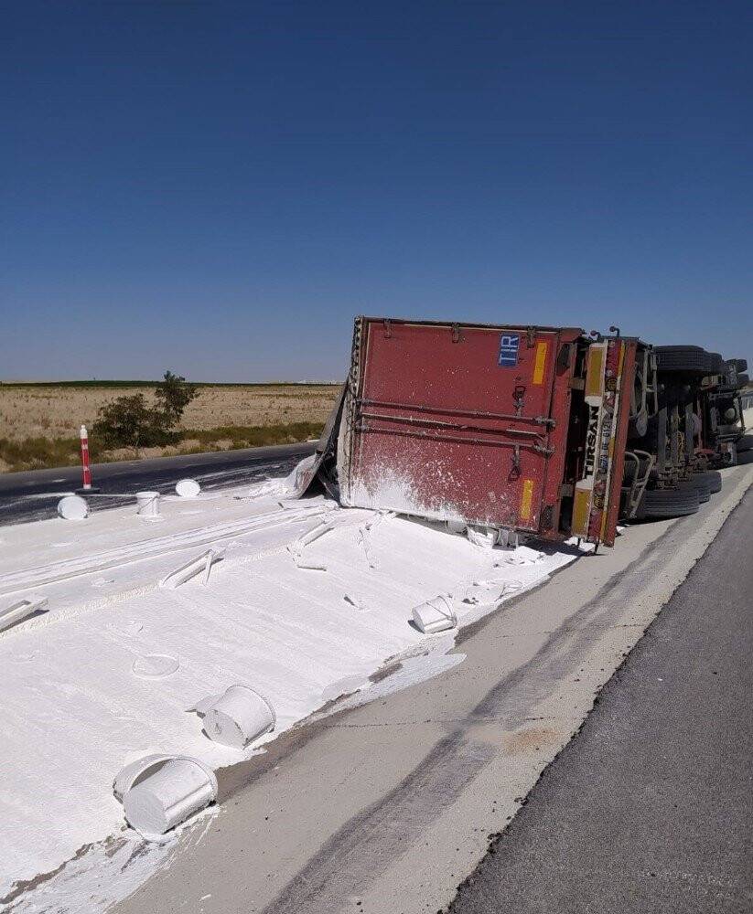 Konya'da tır devrildi: 1 ölü, 1 yaralı