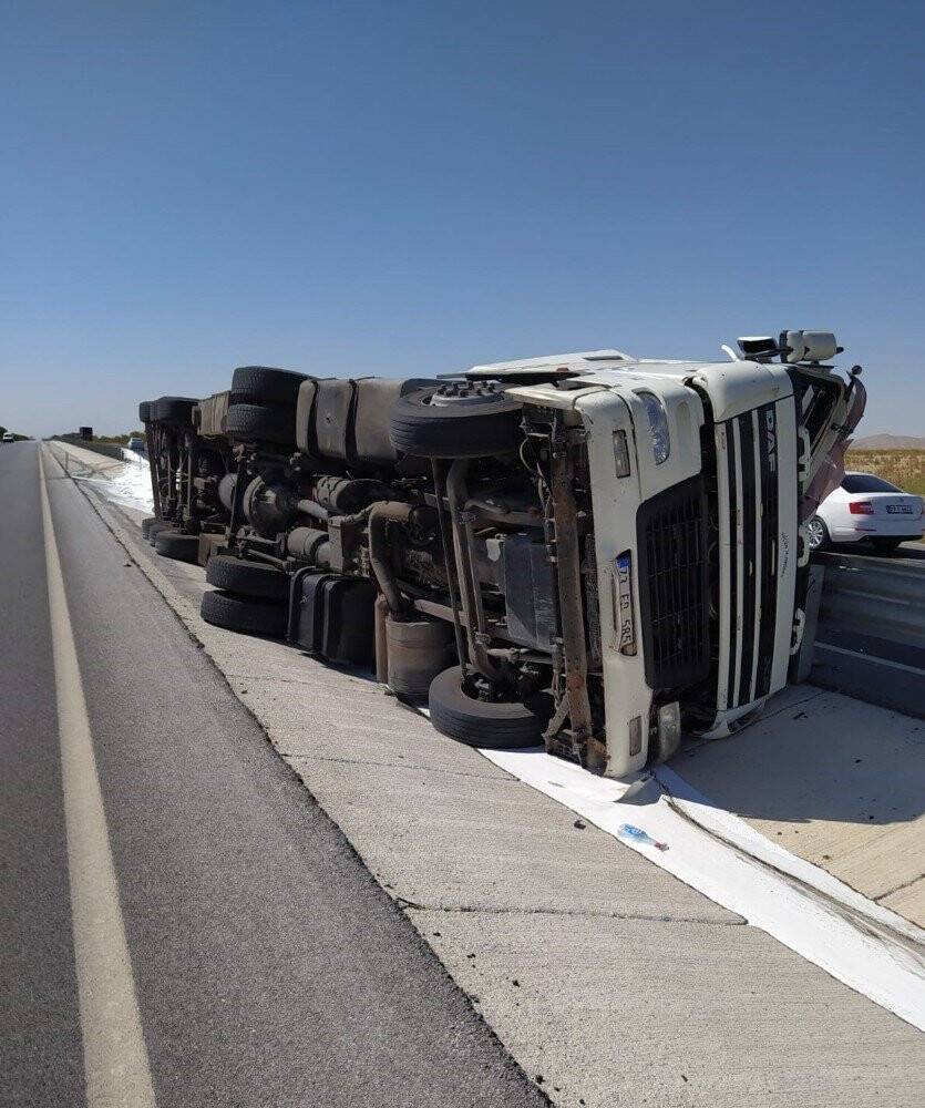 Konya'da tır devrildi: 1 ölü, 1 yaralı