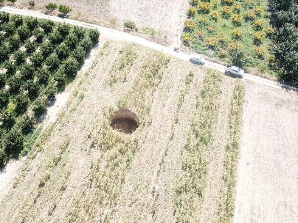 Devasa obruk görenleri korkuttu
