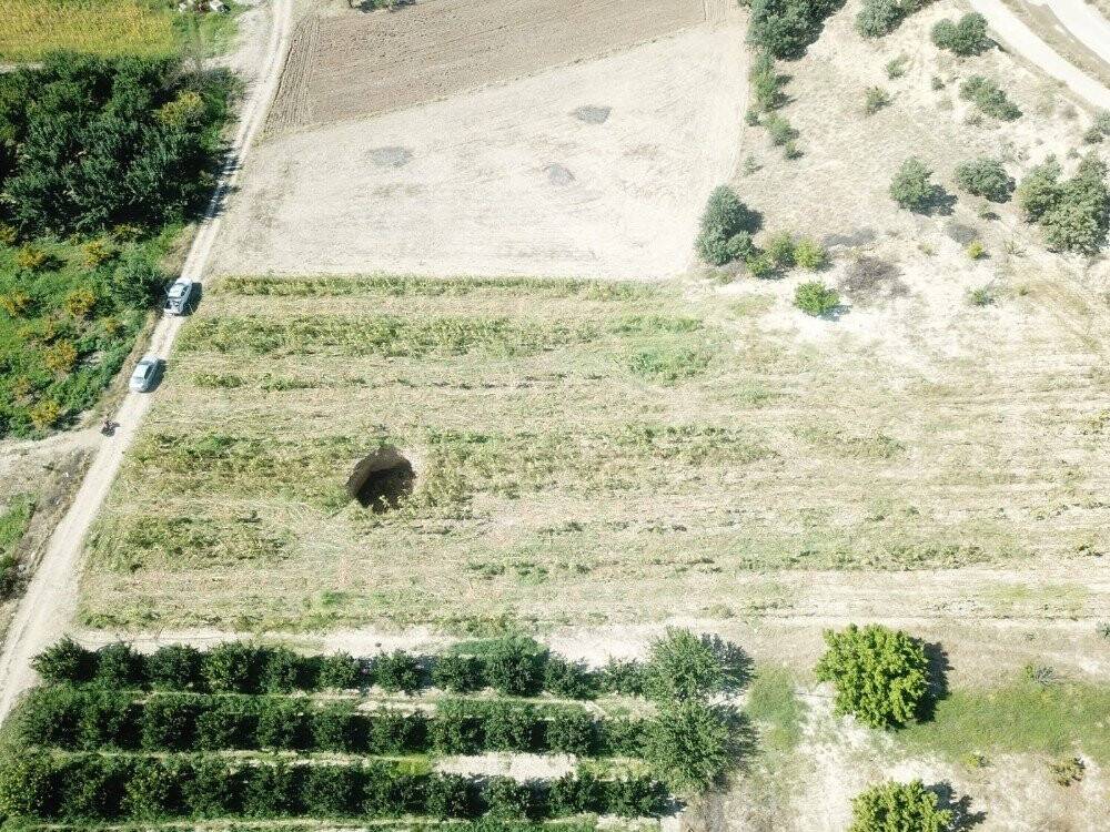 Devasa obruk görenleri korkuttu