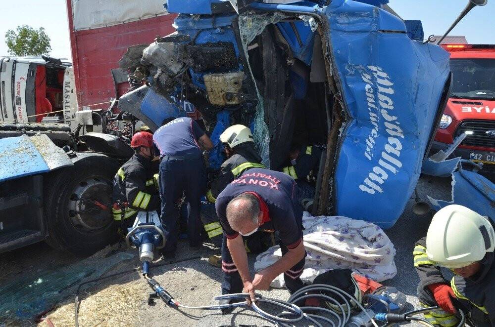 Konya'da seyir halindeki tırın kabini yerinden koptu: 2 yaralı