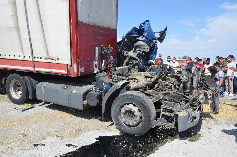 Konya'da seyir halindeki tırın kabini yerinden koptu: 2 yaralı