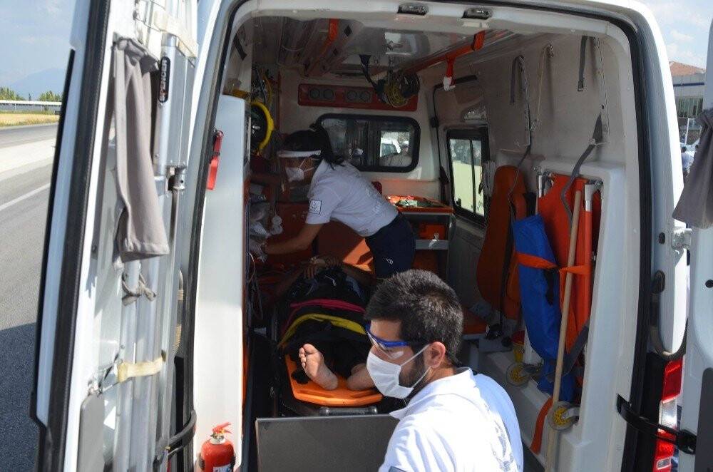 Konya'da seyir halindeki tırın kabini yerinden koptu: 2 yaralı