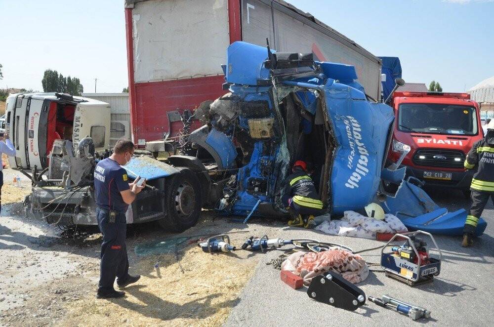 Konya'da seyir halindeki tırın kabini yerinden koptu: 2 yaralı
