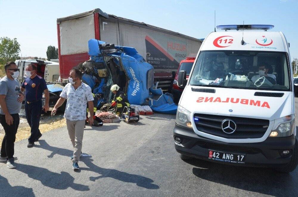 Konya'da seyir halindeki tırın kabini yerinden koptu: 2 yaralı