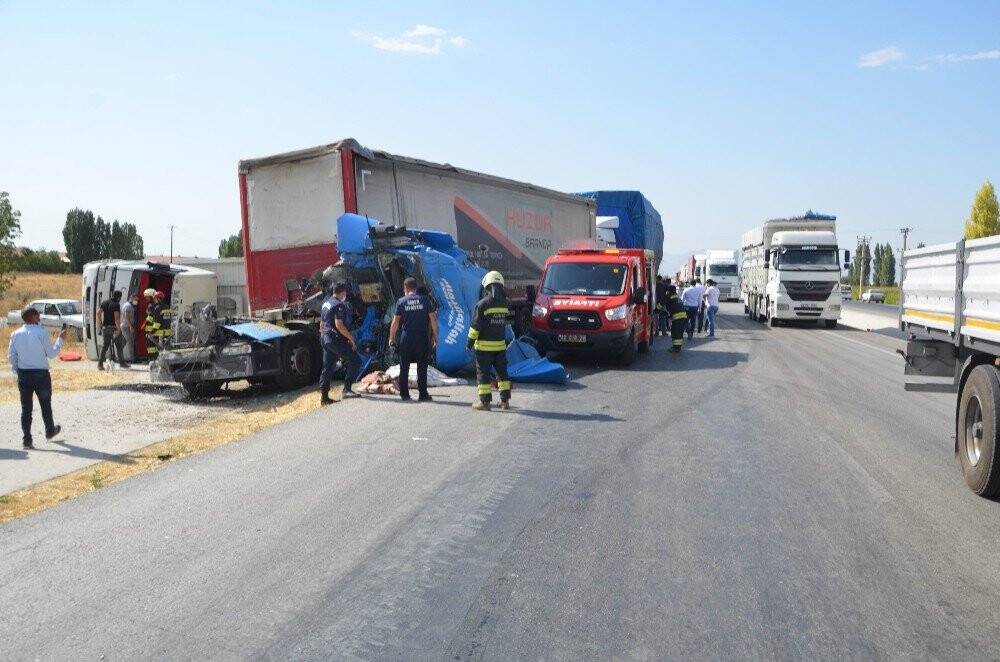 Konya'da seyir halindeki tırın kabini yerinden koptu: 2 yaralı