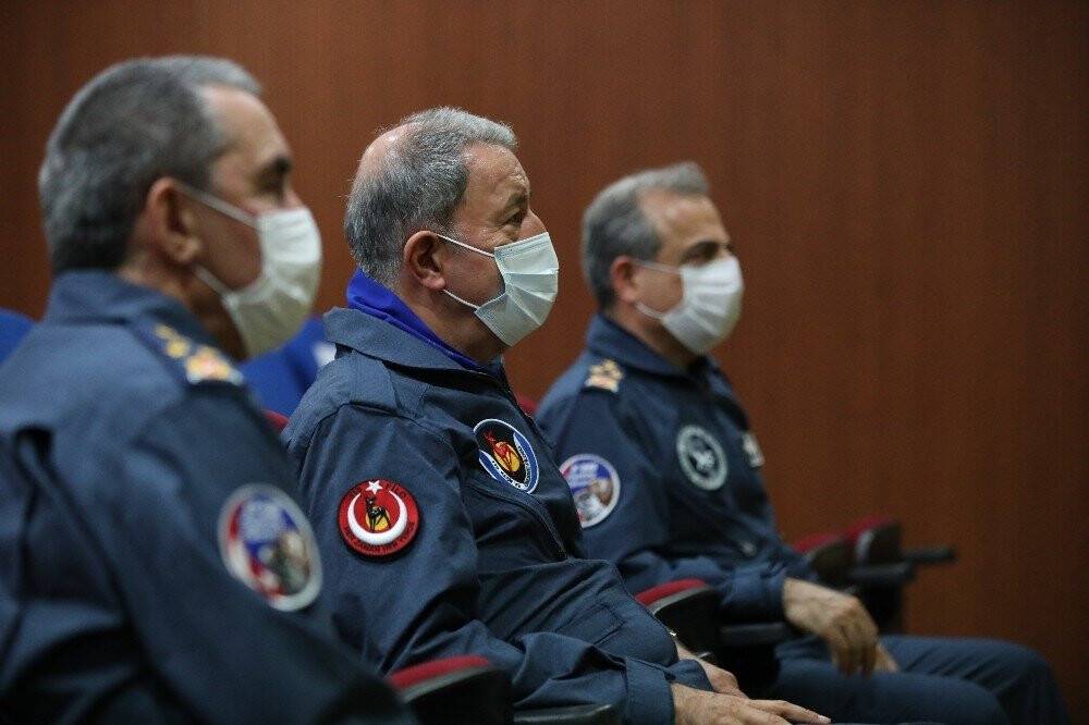Bakan Akar, kabadayılık yapanlar var dedi, kokpite geçti
