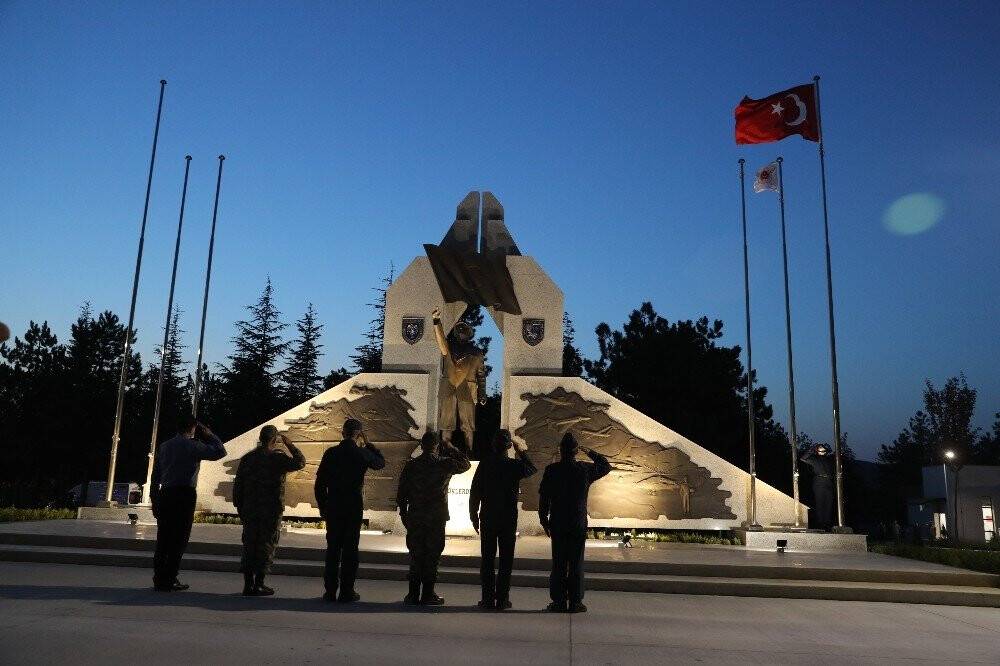 Bakan Akar, kabadayılık yapanlar var dedi, kokpite geçti