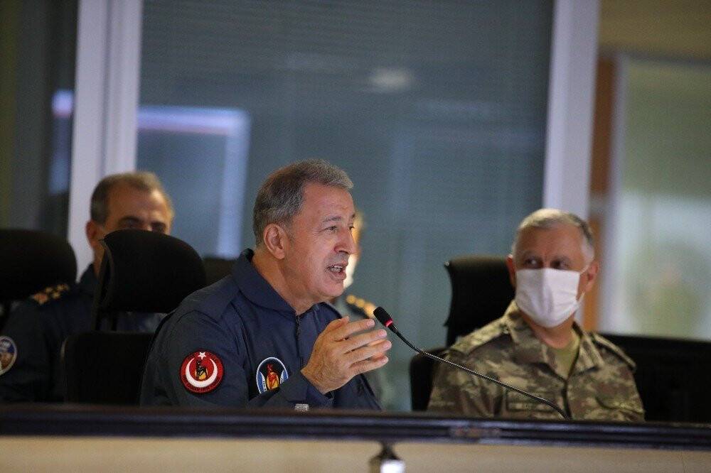 Bakan Akar, kabadayılık yapanlar var dedi, kokpite geçti