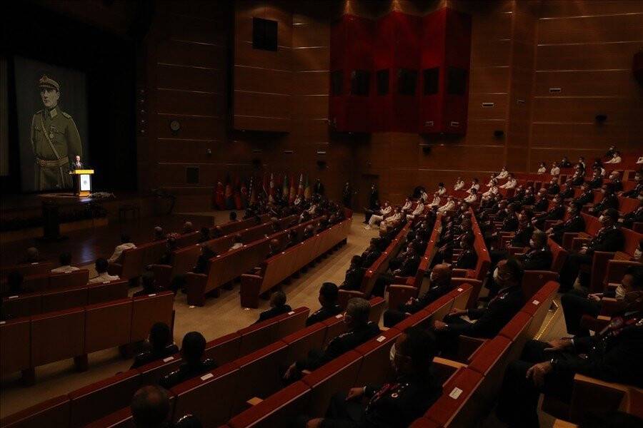 Akar ve TSK komuta kademesi kurmay subaylarla bir araya geldi