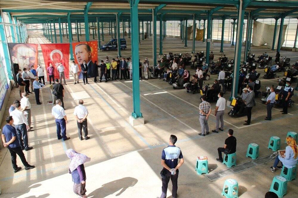 Akşehir Belediyesinden engellilere akülü araba